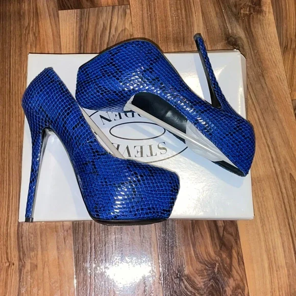 Steve Madden’s Delerius Heel and matching clutch